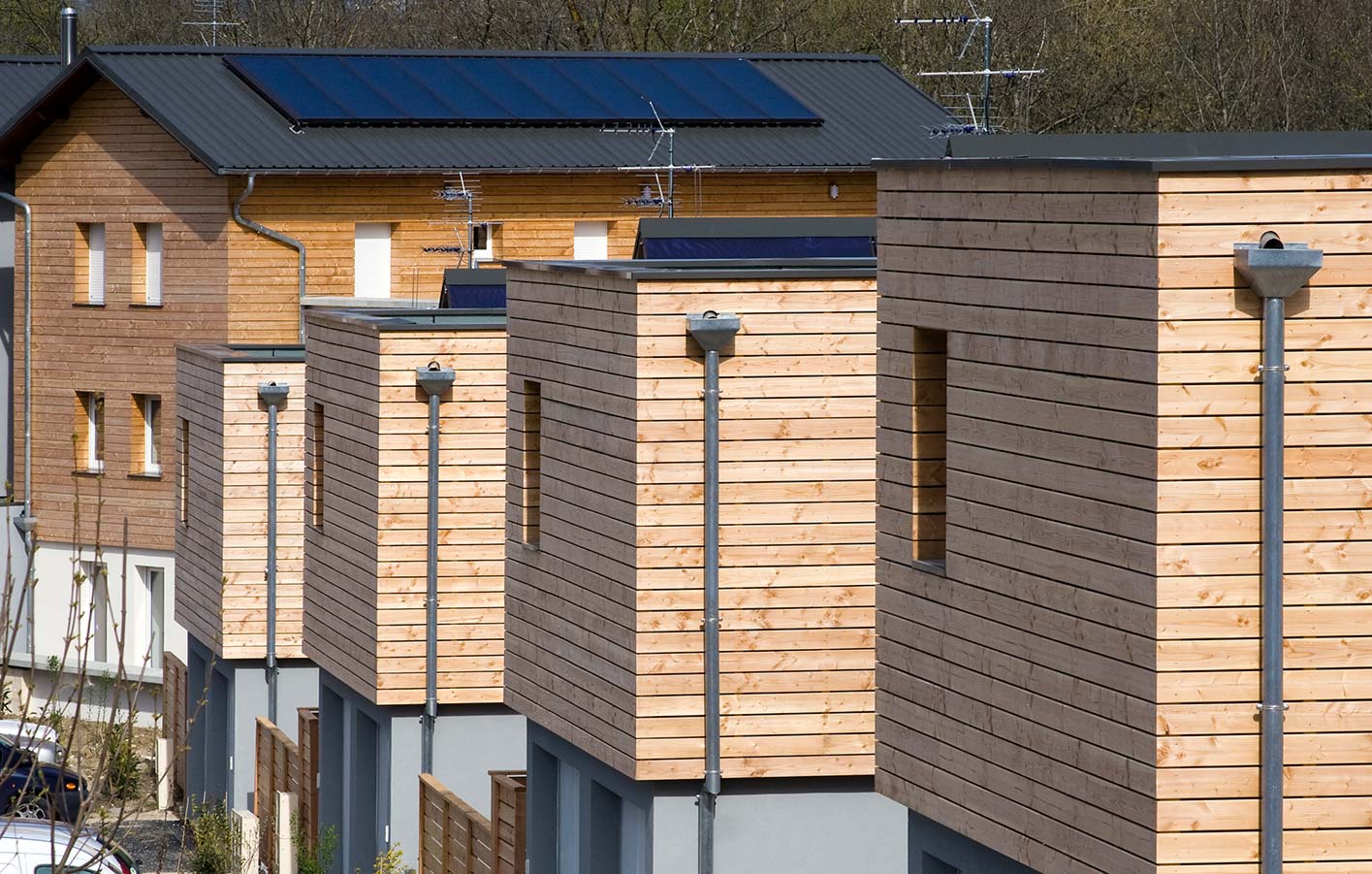 Mehrere moderne Wohnhäuser mit horizontalen Holzfassaden