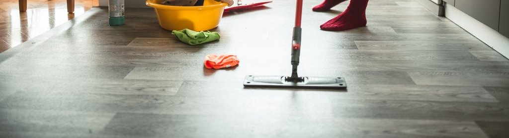 linoleum Habelitz 2022_GI-1181306229_Linoleumboden_grau_kueche_Mutter_Kind_wischen.jpg
